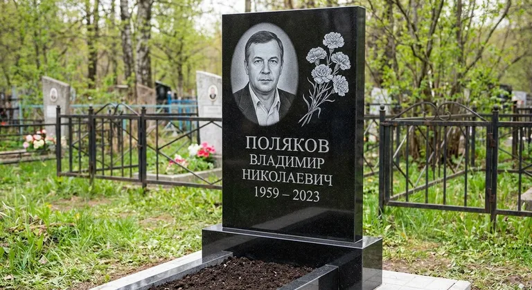 Памятник с гравировкой гвоздик — выполненная работа «Поляков» в Пензе