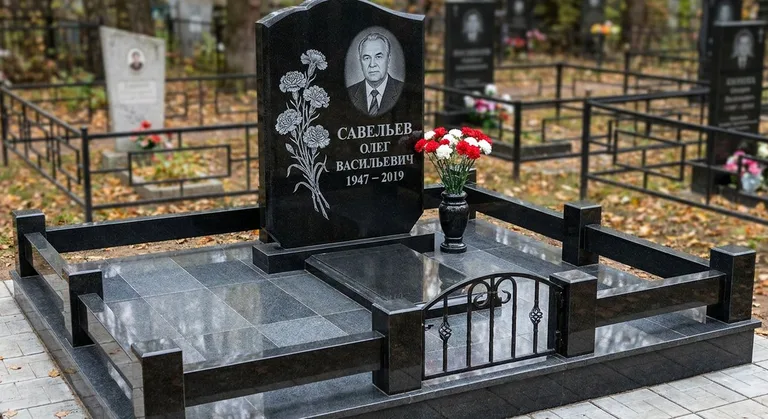 Памятник с гравировкой гвоздик — выполненная работа «Савельев» в Пензе