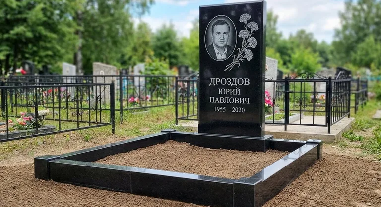 Памятник с гравировкой гвоздик — выполненная работа «Дроздов» в Пензе