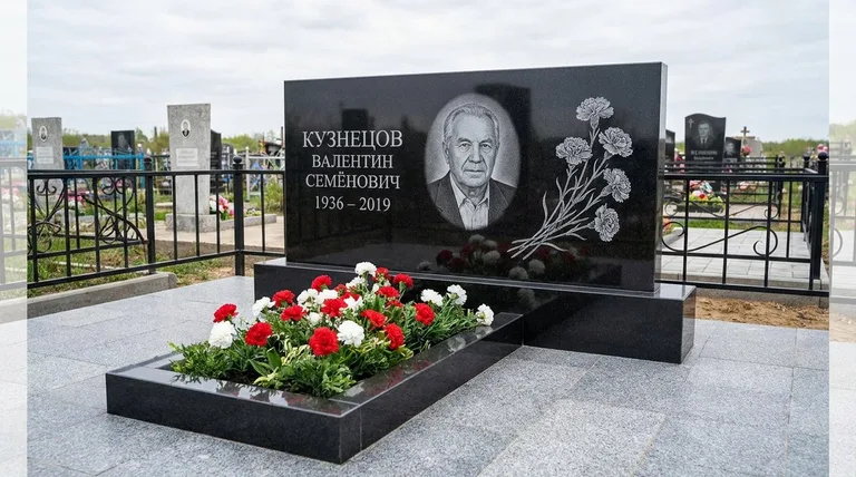 Памятник с гравировкой гвоздик — выполненная работа «Кузнецов» в Пензе