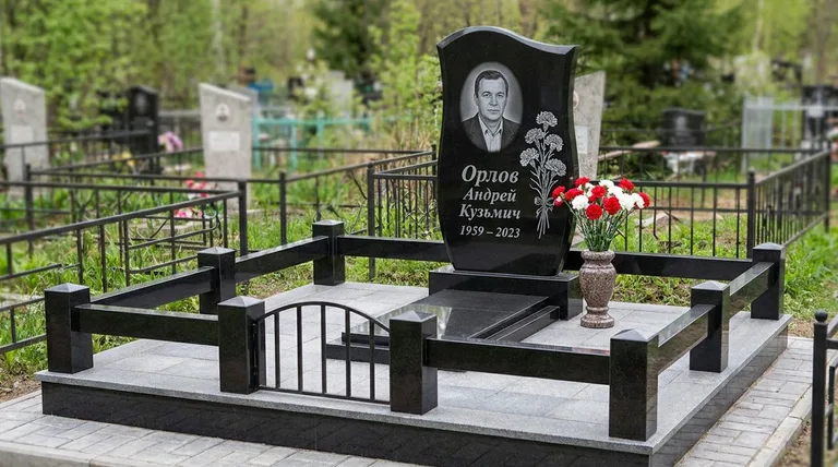 Памятник с гравировкой гвоздик — выполненная работа «Орлов» в Пензе