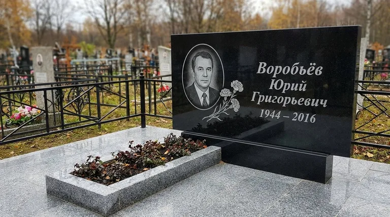 Памятник с гравировкой гвоздик — выполненная работа «Воробьёв» в Пензе