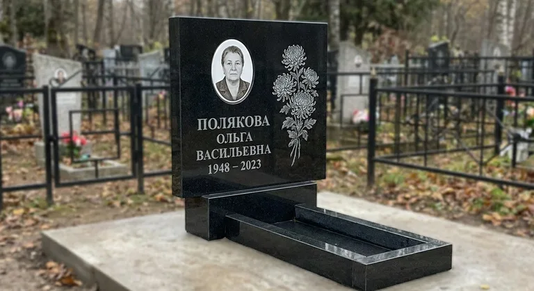 Памятник с гравировкой хризантем — выполненная работа «Полякова» в Пензе