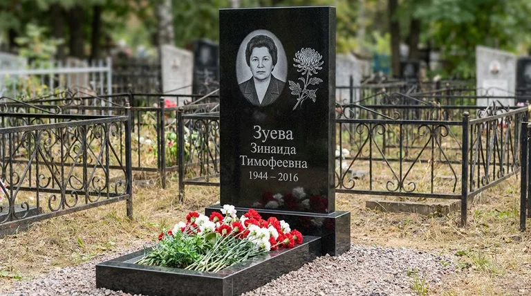 Памятник с гравировкой хризантем — выполненная работа «Зуева» в Пензе