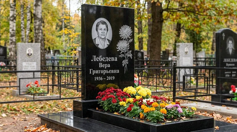 Памятник с гравировкой хризантем — выполненная работа «Лебедева» в Пензе