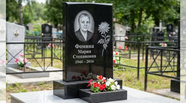 Памятник с гравировкой хризантем — выполненная работа «Фомина» в Пензе