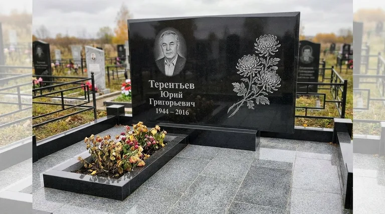 Памятник с гравировкой хризантем — выполненная работа «Терентьев» в Пензе