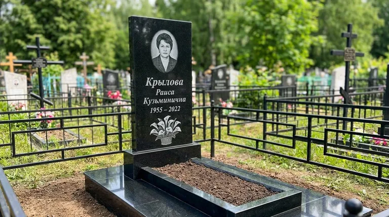 Памятник с гравировкой калл — выполненная работа «Крылова» в Пензе
