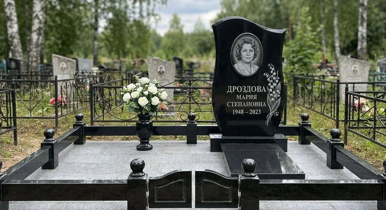 Гравировка ландышей на памятник в Пензе — пример работы на граните