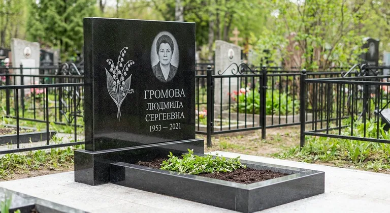 Памятник с гравировкой ландышей — выполненная работа «Громова» в Пензе