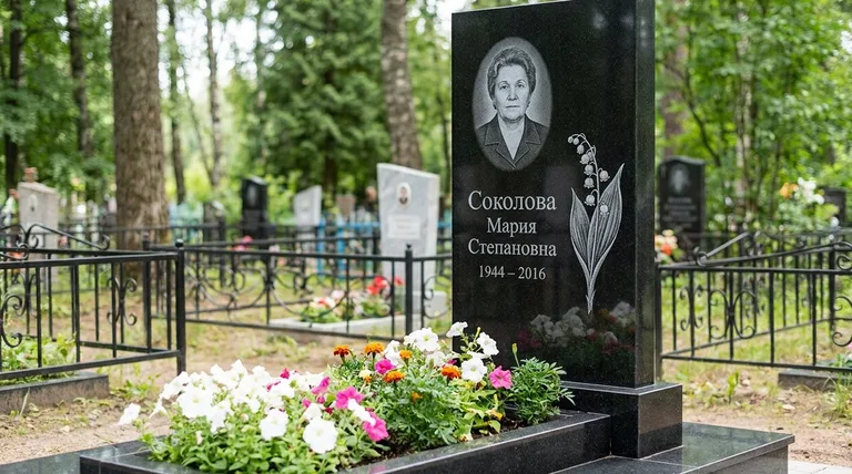 Памятник с гравировкой ландышей — выполненная работа «Соколова» в Пензе