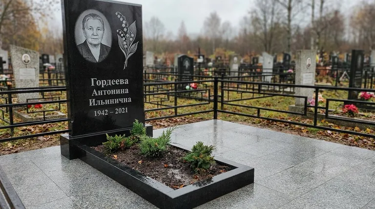 Памятник с гравировкой ландышей — выполненная работа «Гордеева» в Пензе