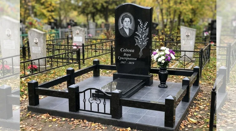 Памятник с гравировкой ландышей — выполненная работа «Седова» в Пензе