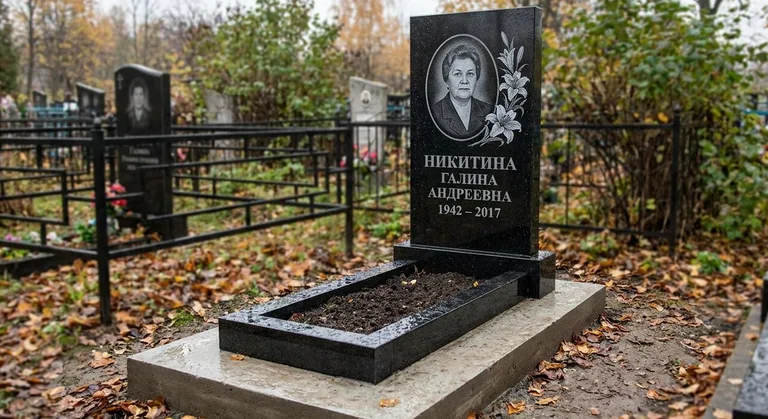 Памятник с гравировкой лилий — выполненная работа «Никитина» в Пензе