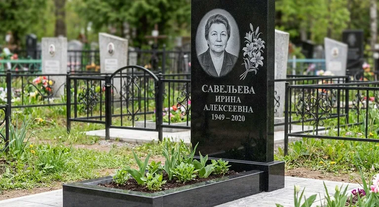 Памятник с гравировкой лилий — выполненная работа «Савельева» в Пензе