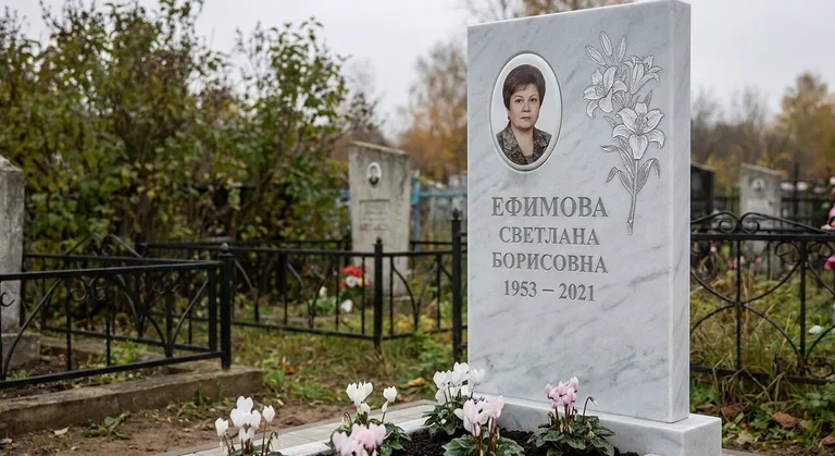 Памятник с гравировкой лилий — выполненная работа «Ефимова» в Пензе