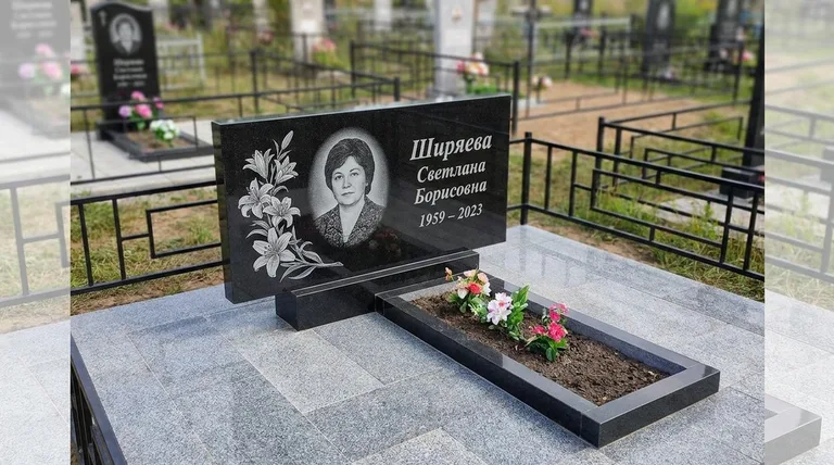 Памятник с гравировкой лилий — выполненная работа «Ширяева» в Пензе
