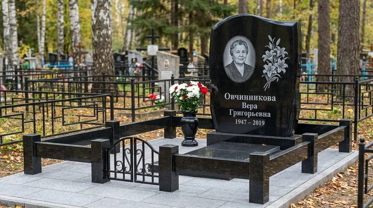 Памятник с гравировкой лилий — выполненная работа «Овчинникова» в Пензе