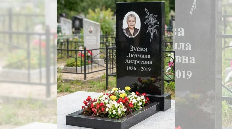 Памятник с гравировкой лилий — выполненная работа «Зуева» в Пензе