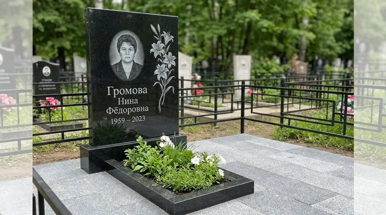 Памятник с гравировкой лилий — выполненная работа «Громова» в Пензе