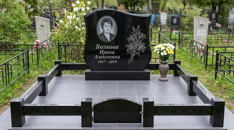 Памятник с гравировкой лилий — выполненная работа «Волкова» в Пензе