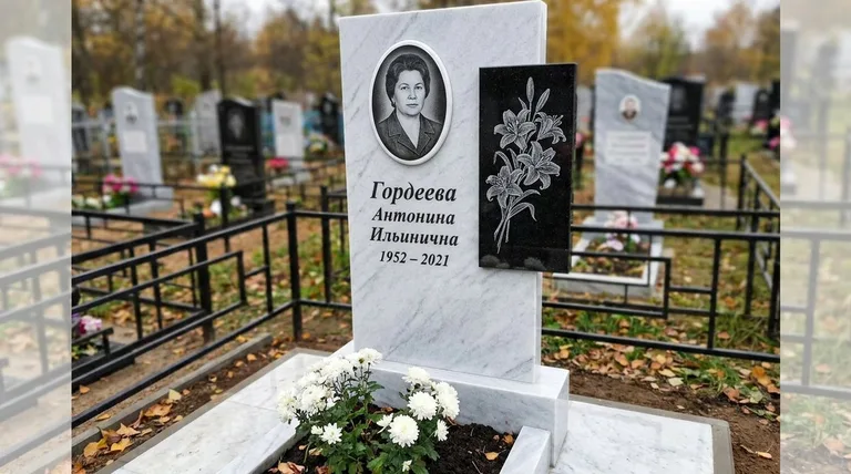 Памятник с гравировкой лилий — выполненная работа «Гордеева» в Пензе