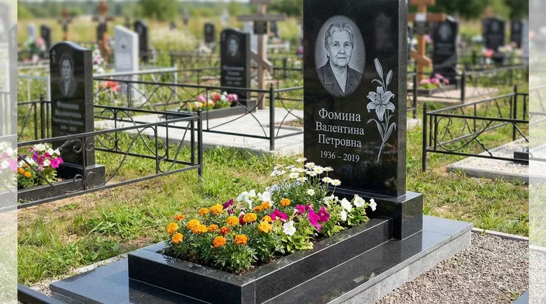 Памятник с гравировкой лилий — выполненная работа «Фомина» в Пензе
