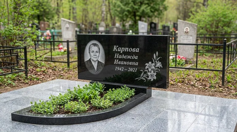 Памятник с гравировкой лилий — выполненная работа «Карпова» в Пензе