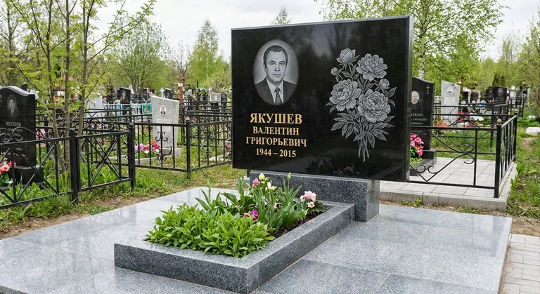 Памятник с гравировкой пионов — выполненная работа «Якушев» в Пензе