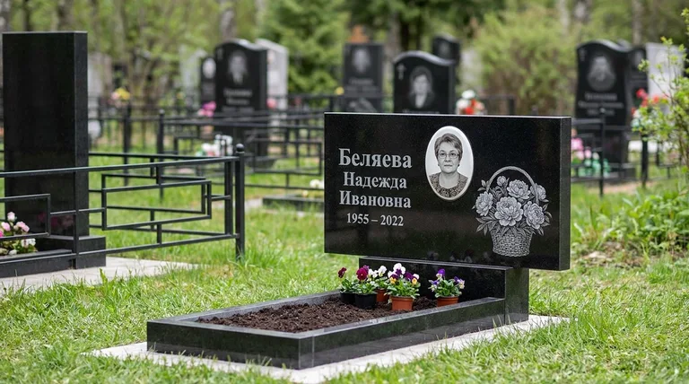 Памятник с гравировкой пионов — выполненная работа «Беляева» в Пензе