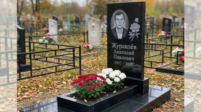 Памятник с гравировкой пионов — выполненная работа «Журавлёв» в Пензе