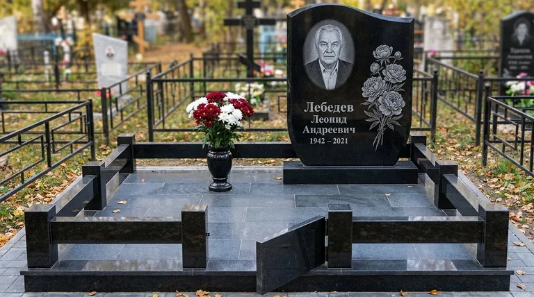 Памятник с гравировкой пионов — выполненная работа «Лебедев» в Пензе