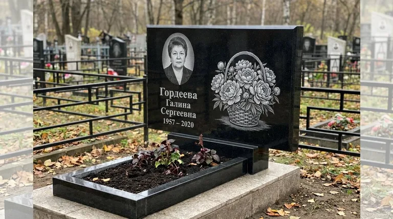 Памятник с гравировкой пионов — выполненная работа «Гордеева» в Пензе