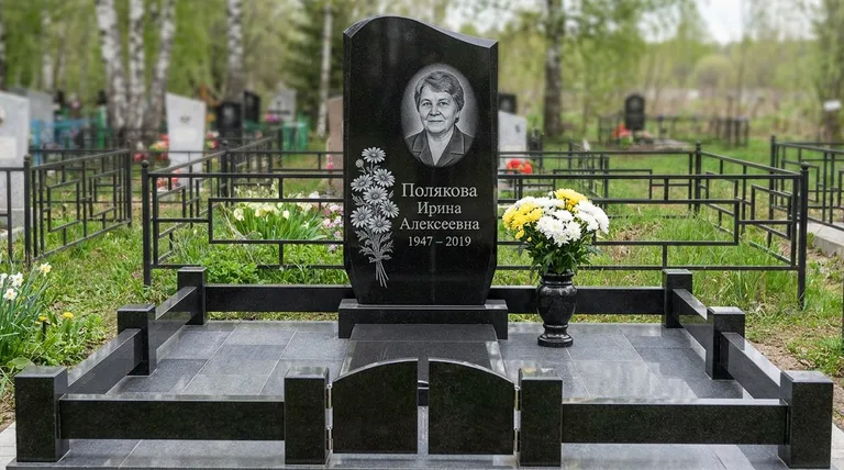 Памятник с гравировкой ромашек — выполненная работа «Полякова» в Пензе