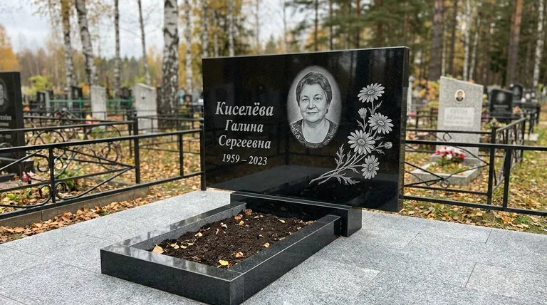 Памятник с гравировкой ромашек — выполненная работа «Киселёва» в Пензе