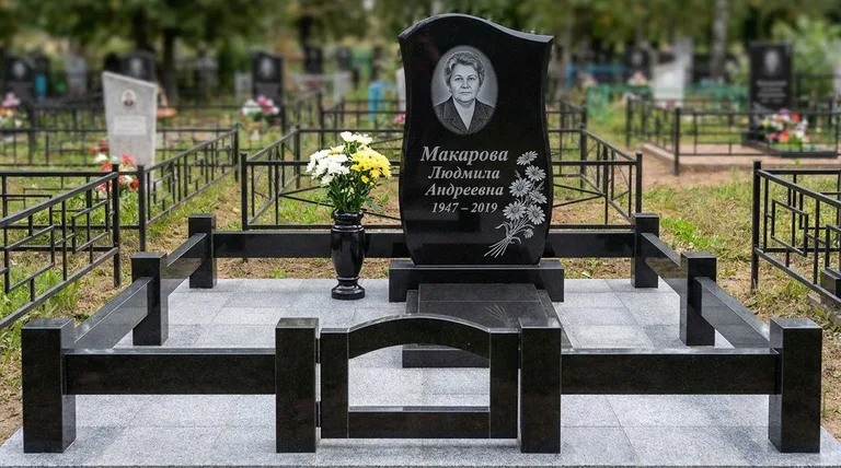 Памятник с гравировкой ромашек — выполненная работа «Макарова» в Пензе