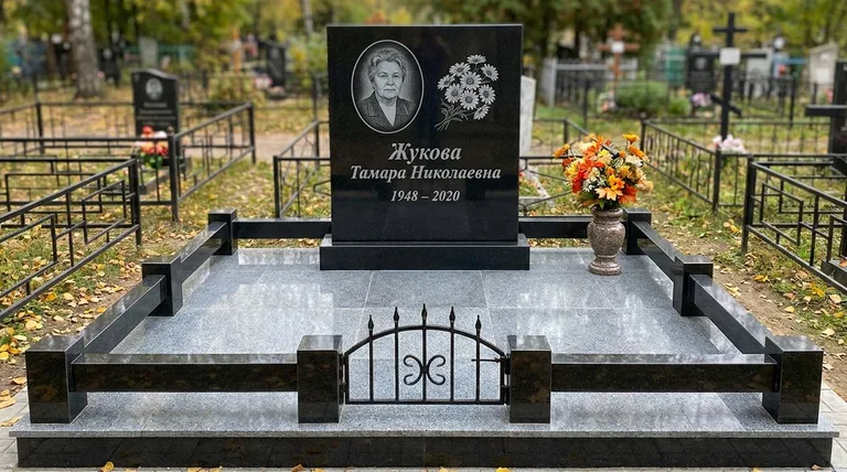 Памятник с гравировкой ромашек — выполненная работа «Жукова» в Пензе