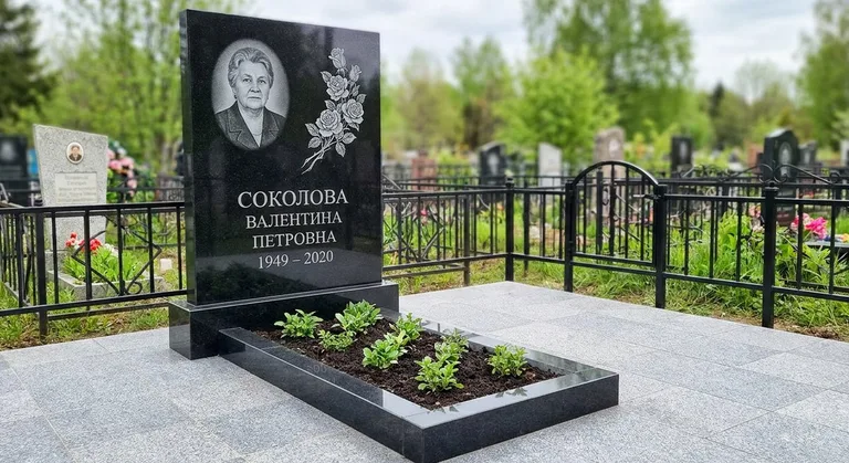 Памятник с гравировкой роз — выполненная работа «Соколова» в Пензе