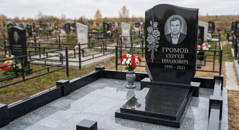 Памятник с гравировкой роз — выполненная работа «Громов» в Пензе