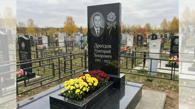 Памятник с гравировкой роз — выполненная работа «Дроздов» в Пензе