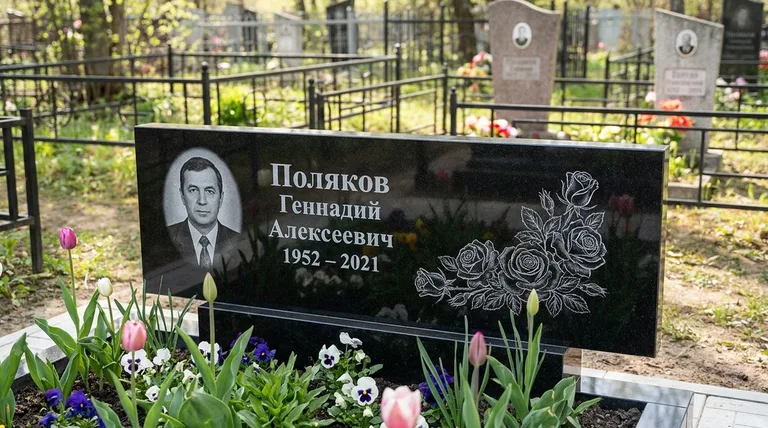 Памятник с гравировкой роз — выполненная работа «Поляков» в Пензе