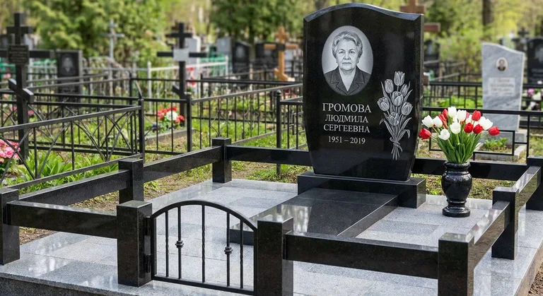 Памятник с гравировкой тюльпанов — выполненная работа «Громова» в Пензе