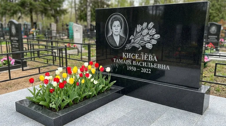 Памятник с гравировкой тюльпанов — выполненная работа «Киселёва» в Пензе