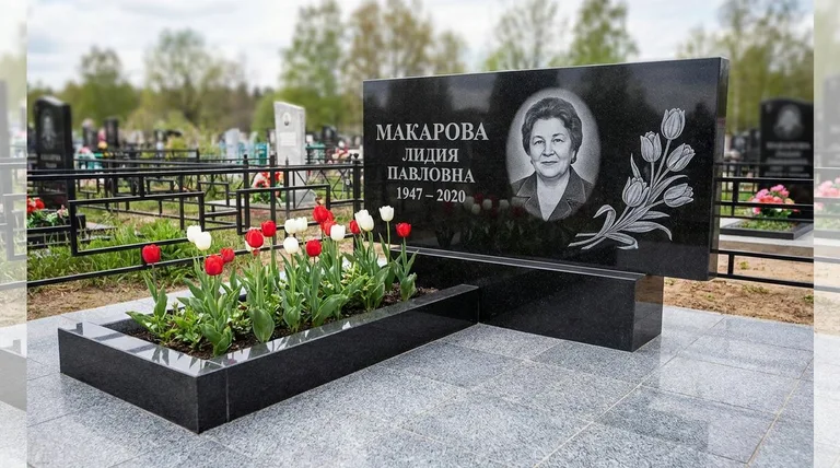 Памятник с гравировкой тюльпанов — выполненная работа «Макарова» в Пензе