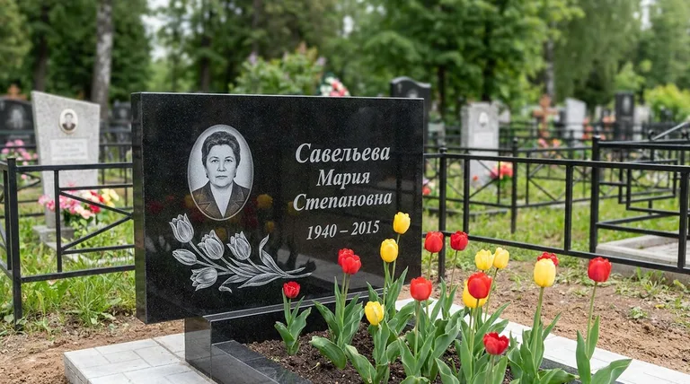 Памятник с гравировкой тюльпанов — выполненная работа «Савельева» в Пензе