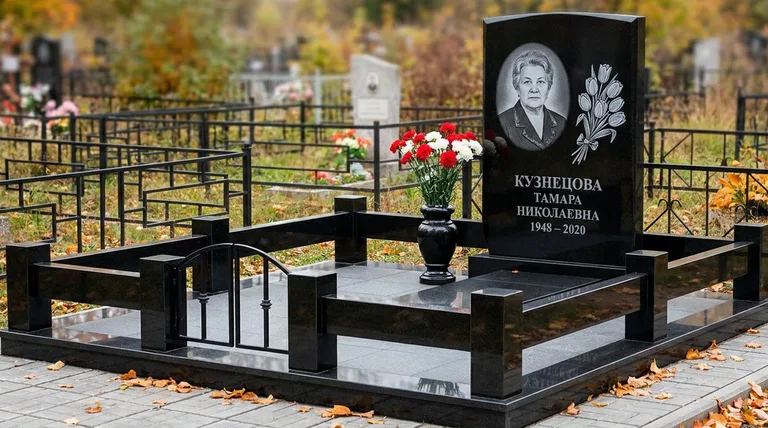 Памятник с гравировкой тюльпанов — выполненная работа «Кузнецова» в Пензе