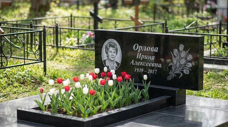 Памятник с гравировкой тюльпанов — выполненная работа «Орлова» в Пензе