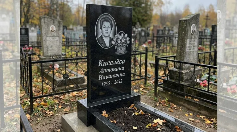 Памятник с гравировкой тюльпанов — выполненная работа «Киселёва» в Пензе