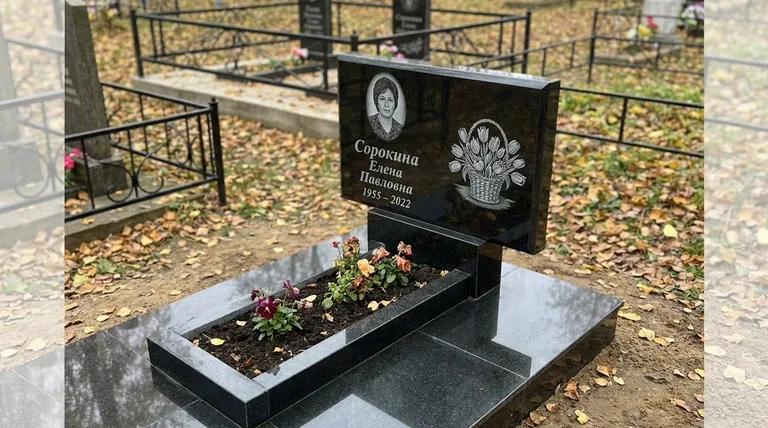 Памятник с гравировкой тюльпанов — выполненная работа «Сорокина» в Пензе