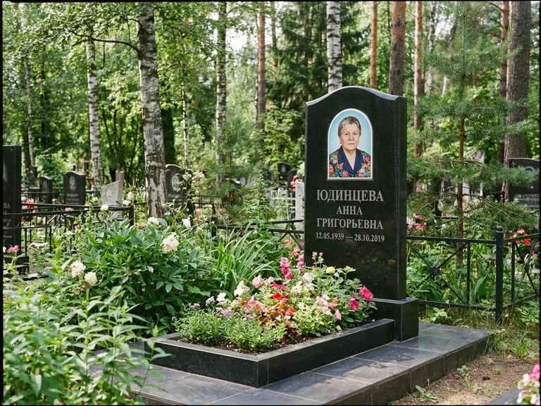 Овальный портрет на памятнике весной в Пензе